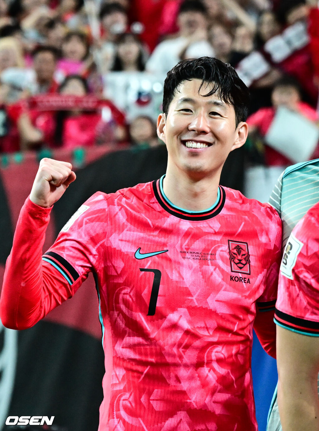 대한민국 대표팀이 무려 15년 만에 패배 없이 최종예선을 마무리했다. 홍명보 감독이 이끄는 대한민국 축구 국가대표팀은 10일 서울월드컵경기장에서 열린 2026 국제축구연맹(FIFA) 북중미 월드컵 아시아지역 최종예선 3차 예선 B조 10차전에서 쿠웨이트와 맞붙어 4-0으로 대승했다.축구 대표팀 손흥민이 관중과 함께 기념촬영을 하고 있다. 2025.06.10 /cej@osen.co.kr
