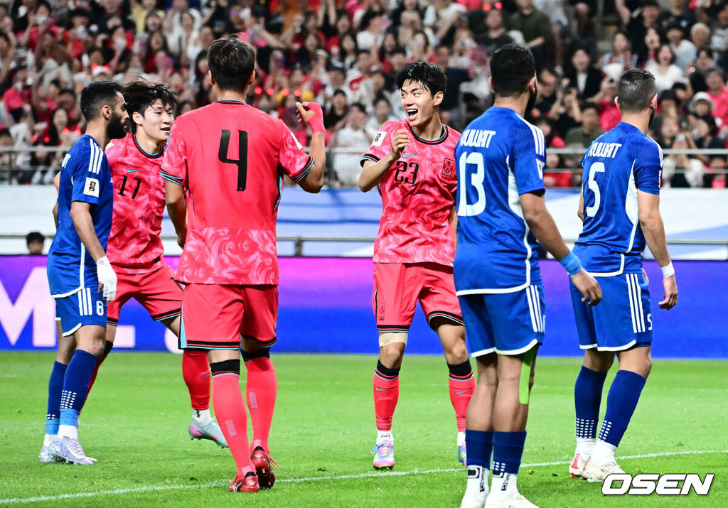 홍명보 감독이 이끄는 축구대표팀이 10일 서울월드컵경기장에서 쿠웨이트와 2026 국제축구연맹(FIFA) 북중미 월드컵 아시아 3차 예선 조별리그 B조 10차전 최종전을 펼쳤다.한국은 지난 6일 이라크와 원정 9차전에서 2-0으로 승리하며 전세계에서 6번째, 아시아에서 최초로 11회 연속 월드컵 본선 진출의 역사를 썼다. B조에선 1위(승점 19점) 한국과 2위(승점 16점) 요르단이 월드컵에 직행한다.전반 한국 전진우가 헤더 선제골을 상공시키며 기뻐하고 있다. 2025.06.10 /jpnews@osen.co.kr