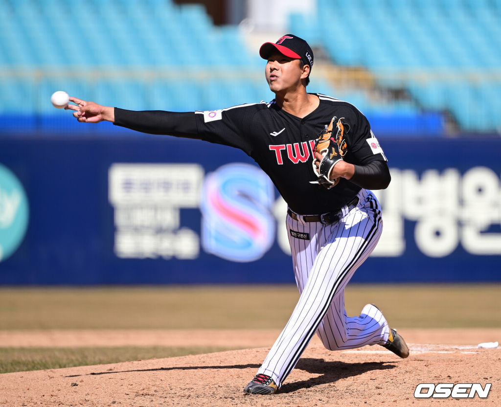 14일 오후 대구 삼성라이온즈파크에  2025 신한 SOL뱅크 KBO 리그 시범경기 삼성 라이온즈와 LG 트윈스의 경기가 열렸다. 4회말 2사 1루 LG 정우영이 마운드에 올라 힘차게 공을 뿌리고 있다. 2025.03.14 / ksl0919@osen.co.kr