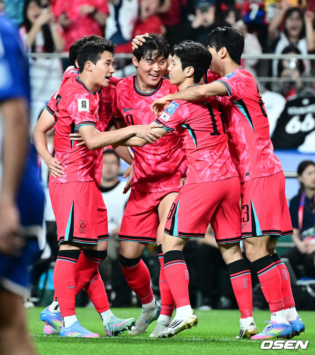 홍명보 감독이 이끄는 축구대표팀이 10일 서울월드컵경기장에서 쿠웨이트와 2026 국제축구연맹(FIFA) 북중미 월드컵 아시아 3차 예선 조별리그 B조 10차전 최종전을 펼쳤다.한국은 지난 6일 이라크와 원정 9차전에서 2-0으로 승리하며 전세계에서 6번째, 아시아에서 최초로 11회 연속 월드컵 본선 진출의 역사를 썼다. B조에선 1위(승점 19점) 한국과 2위(승점 16점) 요르단이 월드컵에 직행한다.후반 한국 오현규가 골을 성공시키며 동료선수들과 기뻐하고 있다. 2025.06.10 /jpnews@osen.co.kr