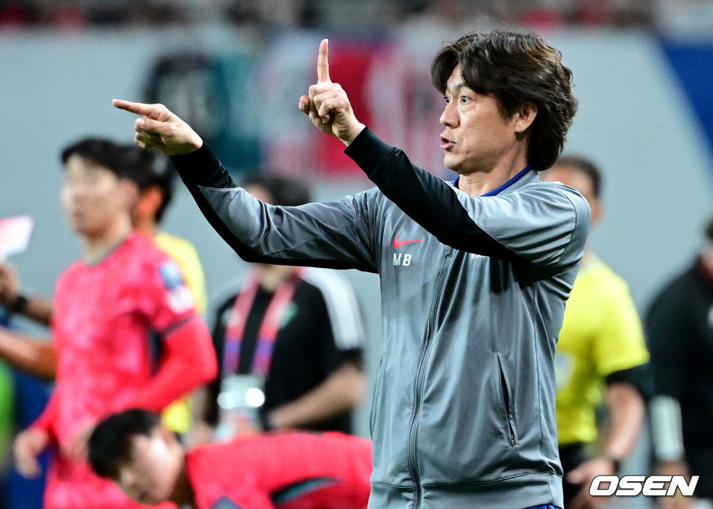 10일 서울 마포구 서울월드컵경기장에서 2026 국제축구연맹(FIFA) 북중미 월드컵 아시아 3차 예선 B조 10차전 대한민국 남자 축구 대표팀과 쿠웨이트의 경기가 열렸다.한국은 지난 6일 이라크 원정에서 2-0 완승과 함께 5승 4무(승점 19)로 조 2위 이상을 확정, 11회 연속 월드컵 본선 진출을 조기 확정지었다.한국 홍명보 감독이 작전을 지시하고 있다. 2025.06.10 /cej@osen.co.kr