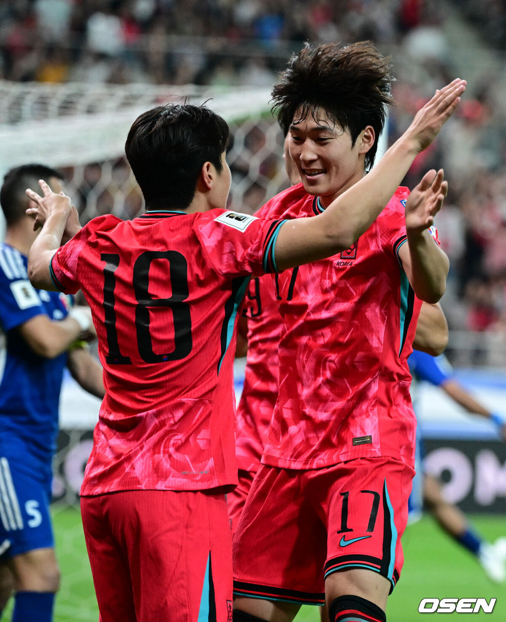 서울월드컵경기장이 화려한 골 폭죽으로 물들었다. 홍명보호가 월드컵 예선 마지막 경기에서 팬들에게 시원한 대승을 선물했다.홍명보 감독이 이끄는 대한민국 축구대표팀은 10일 오후 8시 서울월드컵경기장에서 열린 2026 국제축구연맹(FIFA) 북중미 월드컵 아시아 3차 예선 조별리그 B조 10차전 최종전에서 쿠웨이트를 4-0으로 격파했다.후반 한국 이강인이 팀의 두 번째 골을 성공시킨 뒤 배준호와 기뻐하고 있다. 2025.06.10 /cej@osen.co.kr
