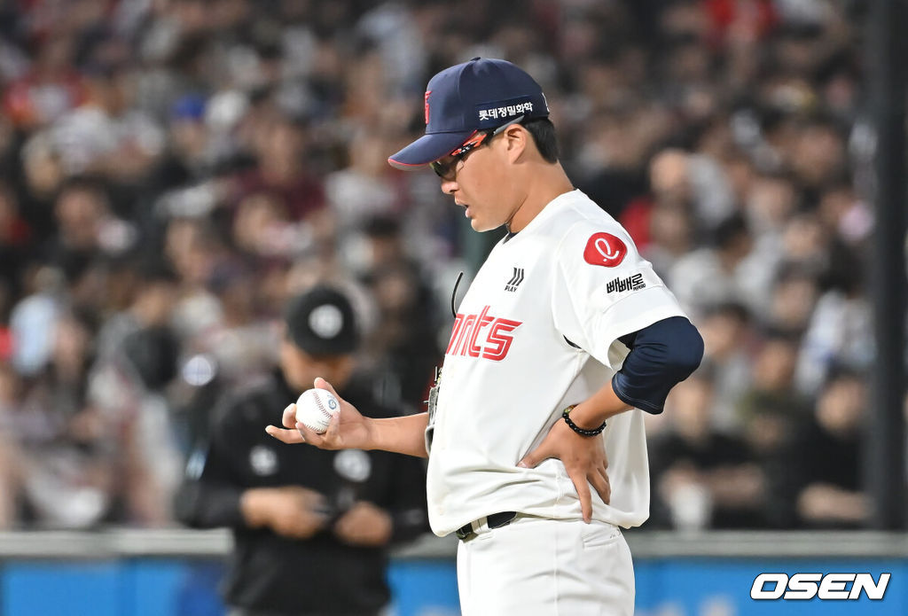 4일 부산 사직야구장에서 2025 신한 SOL 뱅크 KBO 리그 롯데 자이언츠와 키움 히어로즈의 경기가 열렸다. 홈팀 롯데는 박세웅이, 방문팀 키움은 김윤하가 선발 출전했다.롯데 자이언츠 선발 투수 박세웅이 6회초 무사 1,2루 상황에서 교체를 앞두고 아쉬워하고 있다. 2025.06.04 / foto0307@osen.co.kr