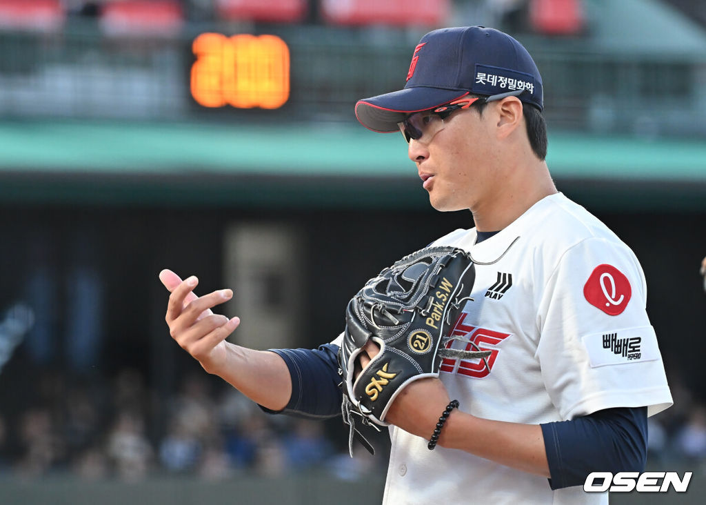 4일 부산 사직야구장에서 2025 신한 SOL 뱅크 KBO 리그 롯데 자이언츠와 키움 히어로즈의 경기가 열렸다. 홈팀 롯데는 박세웅이, 방문팀 키움은 김윤하가 선발 출전했다.롯데 자이언츠 선발 투수 박세웅이 2회초 2사 1,3루 키움 히어로즈 박주홍을 11구를 던진 끝에 삼진을 잡고 투구 내용에 아쉬워하고 있다. 2025.06.04 / foto0307@osen.co.kr