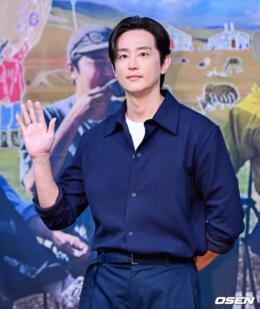 15일 오후 서울 상암동 MBC에서 MBC 새 예능 '지구를 닦는 남자들'(약칭 '지닦남') 제작발표회가 열렸다.이날 첫 방송되는 '지구를 닦는 남자들'은 없으면 없는 대로 떠나는 여행을 통해 환경을 돌아보는 신개념 ESG향 여행 프로그램이다. 소비를 줄이는 것이 쓰레기를 줄이는 것이라 외치는 '쓰레기 아저씨' 김석훈의 세계관에서 기획된 프로그램으로, 맏형 김석훈과 함께 '세상 깔끔남' 권율, '중고 마니아' 임우일, '황금 막내' 신재하, '오지 전문 유튜버' 노마드션이 합류했다.배우 권율이 포즈를 취하고 있다. 2024.10.15 / jpnews@osen.co.kr