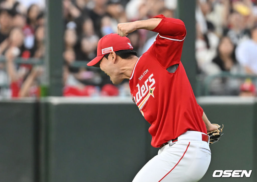 31일 부산 사직야구장에서 2025 신한 SOL 뱅크 KBO 리그 롯데 자이언츠와 SSG 랜더스의 경기가 열렸다. 홈팀 롯데는 나균안이, 방문팀 SSG는 전영준이 선발 출전했다.SSG 랜더스 박시후가 5회말 2사 1,2루 롯데 자이언츠 레이예스를 삼진으로 잡고 포효하고 있다. 2025.05.31 / foto0307@osen.co.kr