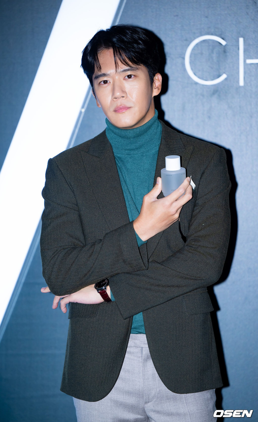 배우 하석진이 27일 오후 서울 성수동 더 퍼퓸 클럽 바이 수향에서 열린 ‘오딧세이 챔터파이브’ 론칭 이벤트에 참석했다.배우 하석진이 포토월에서 포즈를 취하고 있다. 2023.10.27 / rumi@osen.co.kr