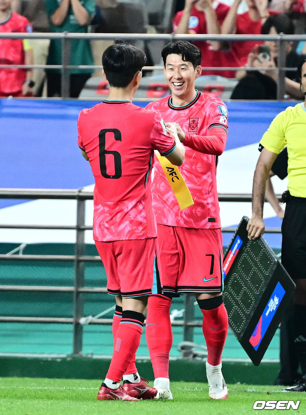 대한민국 대표팀이 무려 15년 만에 패배 없이 최종예선을 마무리했다. 홍명보 감독이 이끄는 대한민국 축구 국가대표팀은 10일 서울월드컵경기장에서 열린 2026 국제축구연맹(FIFA) 북중미 월드컵 아시아지역 최종예선 3차 예선 B조 10차전에서 쿠웨이트와 맞붙어 4-0으로 대승했다.이번 승리로 한국은 승점 22점(6승 4무)을 만들면서 패배 없이 최종예선을 마쳤다.후반 한국 손흥민이 교체 출전하며 황인범이 주장 완장을 건네고 있다. 2025.06.10 /jpnews@osen.co.kr