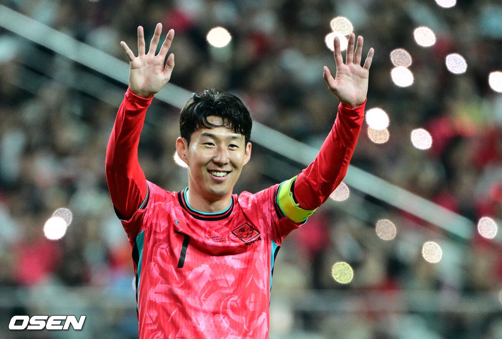 10일 서울 마포구 서울월드컵경기장에서 2026 국제축구연맹(FIFA) 북중미 월드컵 아시아 3차 예선 B조 10차전 대한민국 남자 축구 대표팀과 쿠웨이트의 경기가 열렸다.한국은 지난 6일 이라크 원정에서 2-0 완승과 함께 5승 4무(승점 19)로 조 2위 이상을 확정, 11회 연속 월드컵 본선 진출을 조기 확정지었다.후반 한국 손흥민이 슛에 실패한 황인범이 아쉬워하자 격려하고 있다. 2025.06.10 /cej@osen.co.kr