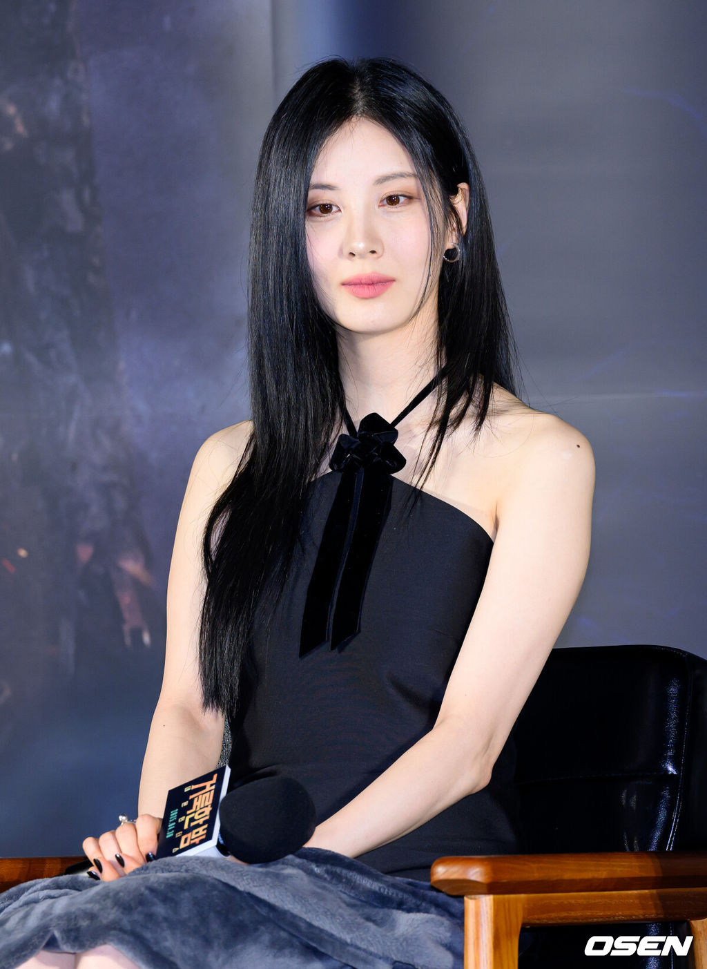 2일 서울 롯데시네마 건대입구에서 영화 '거룩한 밤: 데몬 헌터스' 제작보고회가 열렸다.‘거룩한 밤: 데몬 헌터스’는 악을 숭배하는 집단에 의해 혼란에 빠진 도시, 특별한 능력을 가진 어둠의 해결사 ‘거룩한 밤’ 팀 바우(마동석), 샤론(서현), 김군(이다윗)이 악의 무리를 처단하는 오컬트 액션영화로 오는 30일 개봉한다.배우 서현이 취재진의 질문을 듣고 있다. 2025.04.02 /sunday@osen.co.kr