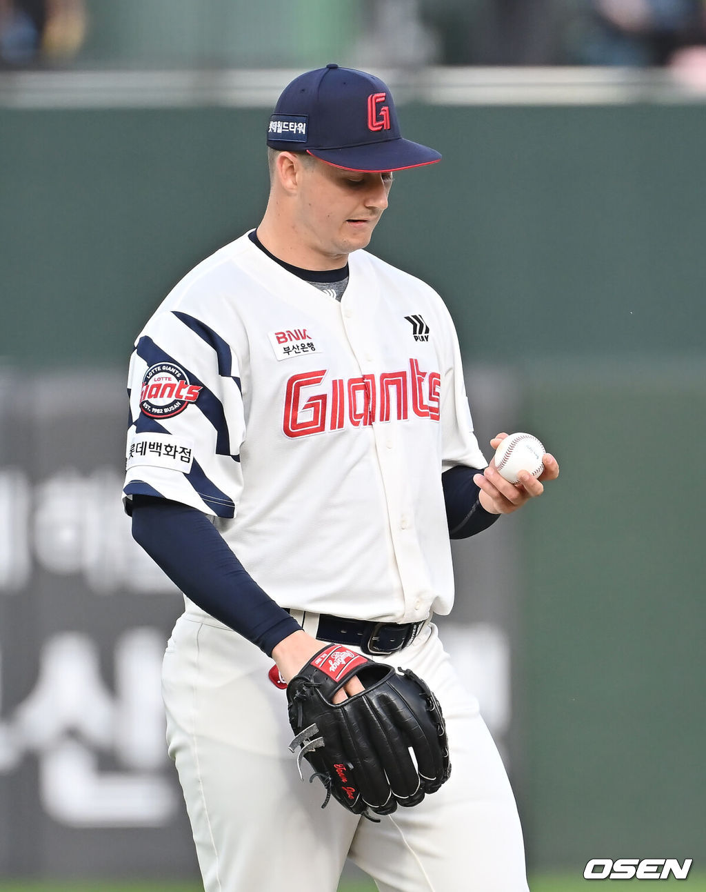 5일 부산 사직야구장에서 2025 신한 SOL 뱅크 KBO 리그 롯데 자이언츠와 키움 히어로즈의 경기가 열렸다. 홈팀 롯데는 데이비슨이, 방문팀 키움은 하영민이 선발 출전했다.롯데 자이언츠 선발 투수 데이비슨이 1회초에만 4실점하고 아쉬워하고 있다. 2025.06.05 / foto0307@osen.co.kr