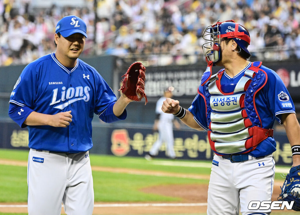 31일 오후 서울 잠실구장에서 ‘2025 신한 SOL Bank KBO리그’ LG 트윈스와 삼성 라이온즈의 경기가 열렸다.이날 LG는 치리노스, 삼성은 원태인을 선발투수로 내세웠다.8회말 2사 2루에서 삼성 김태훈이 LG 박동원을 삼진 처리하며 강민호와 기뻐하고 있다. 2025.05.31 /jpnews@osen.co.kr