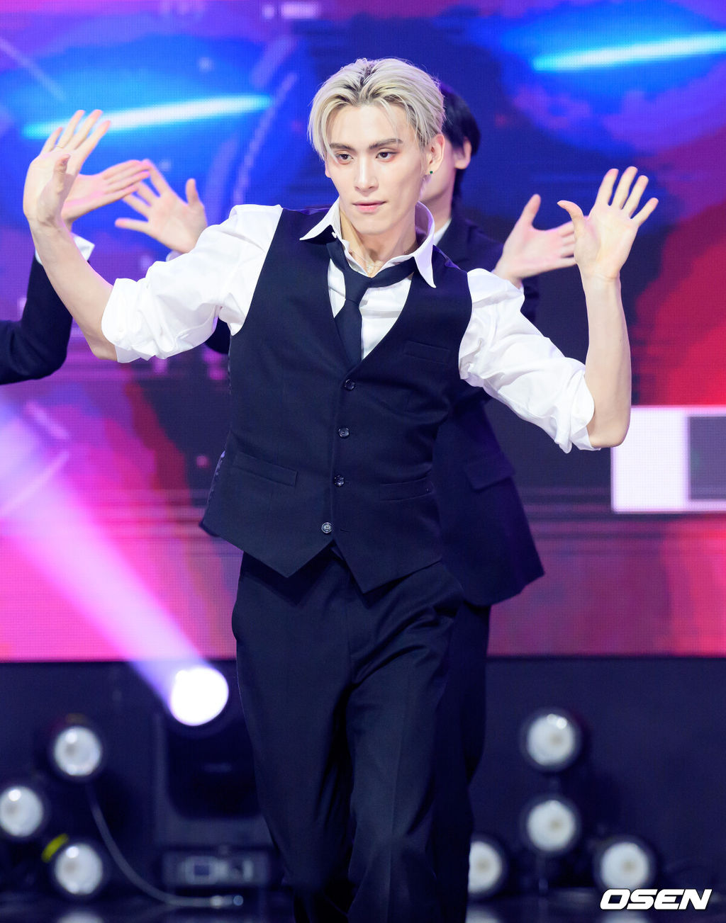 19일 오후 경기도 고양시 일산 MBC 드림센터에서 MBC M '쇼챔피언' 생방송이 진행됐다.이날 가수 SF9, SAYMYNAME, NouerA(누에라), 원위(ONEWE), 8TURN(에잇턴), GENBLUE, NTX, W24, 건우, 규빈, 황가람​ 등이 출연했다.그룹 SF9 태양이 멋진 무대를 펼치고 있다. 2025.03.19 / sunday@osen.co.kr
