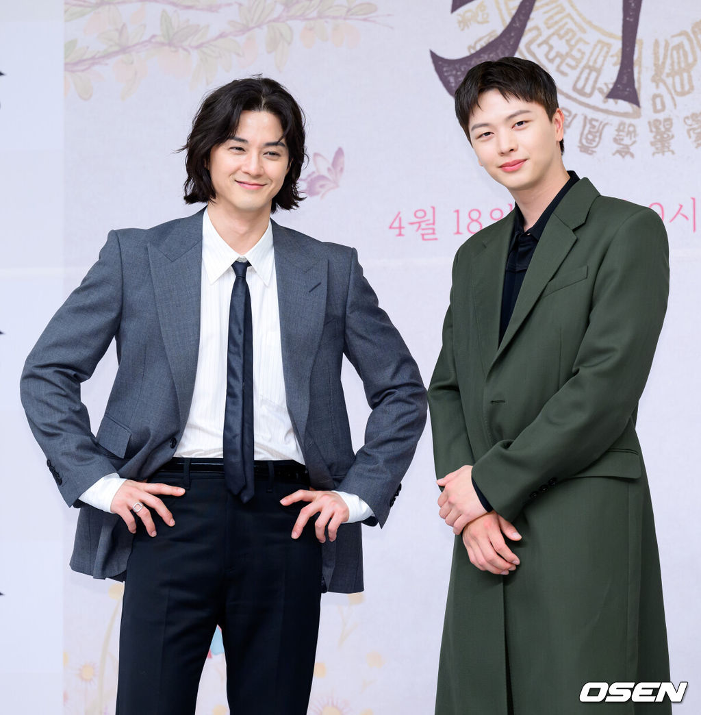 17일 오후 서울 목동 SBS에서 SBS 새 금토드라마 ‘귀궁’ 제작발표회가 열렸다.‘보물섬’ 후속으로 방송되는 SBS 새 금토드라마 ‘귀궁’은 영매의 운명을 거부하는 무녀 여리와 여리의 첫사랑 윤갑의 몸에 갇힌 이무기 강철이가 왕가에 원한을 품은 팔척귀에 맞닥뜨리며 몸과 혼이 단단히 꼬여버리는 육신 쟁탈 판타지 로코. 배우 김지훈과 육성재가 포토타임을 가지고 있다. 2025.04.17 /sunday@osen.co.kr