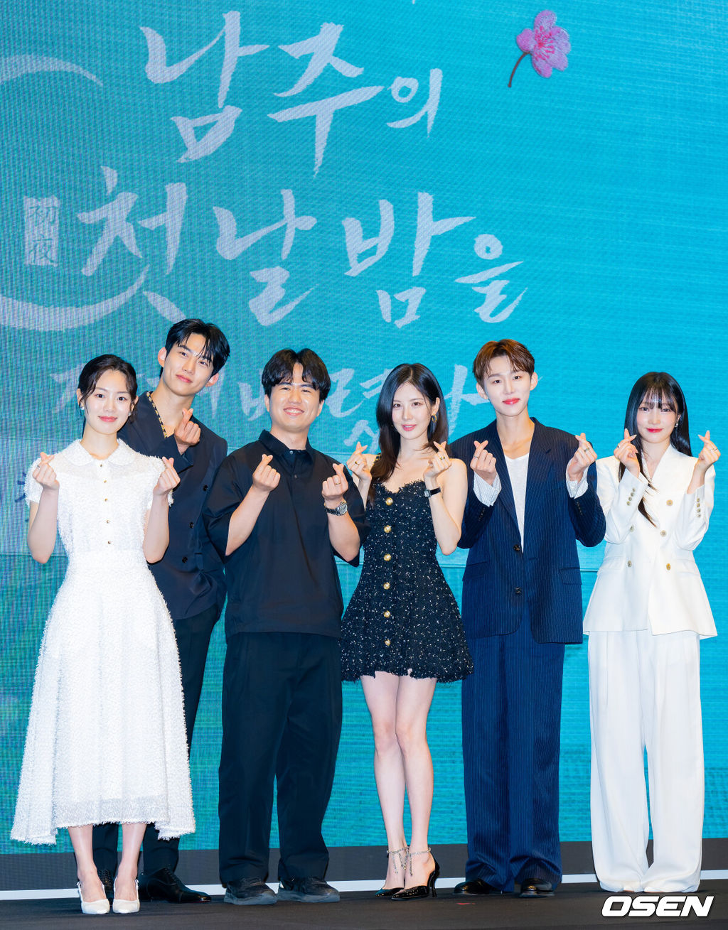 11일 오후 서울 신도림 디큐브시티 내 더 세인트에서 KBS 2TV 새 수목드라마 '남주의 첫날밤을 가져버렸다'(극본 전선영, 연출 이웅희) 제작발표회가 진행됐다.가수 겸 배우 서현과 옥택연의 만남으로 화제를 모은 이 작품은 평범한 여대생의 영혼이 깃든 로맨스 소설 속 병풍 단역이 소설 최강 집착남주와 하룻밤을 보내며 펼쳐지는 로맨스 판타지다. 동명의 웹소설을 원작으로 한다.이웅희 감독, 배우 서현, 옥택연, 권한솔, 서범준, 지혜원이 포즈를 취하고 있다. 2025.06.11 / rumi@osen.co.kr