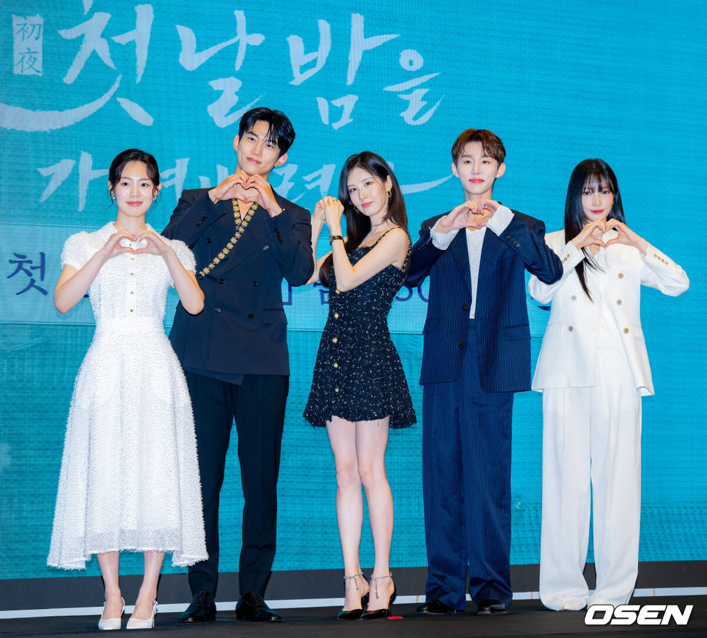 11일 오후 서울 신도림 디큐브시티 내 더 세인트에서 KBS 2TV 새 수목드라마 '남주의 첫날밤을 가져버렸다'(극본 전선영, 연출 이웅희) 제작발표회가 진행됐다.가수 겸 배우 서현과 옥택연의 만남으로 화제를 모은 이 작품은 평범한 여대생의 영혼이 깃든 로맨스 소설 속 병풍 단역이 소설 최강 집착남주와 하룻밤을 보내며 펼쳐지는 로맨스 판타지다. 동명의 웹소설을 원작으로 한다.배우 권한솔, 옥택연, 서현, 옥택연, 서범준, 지혜원이 포즈를 취하고 있다. 2025.06.11 / rumi@osen.co.kr