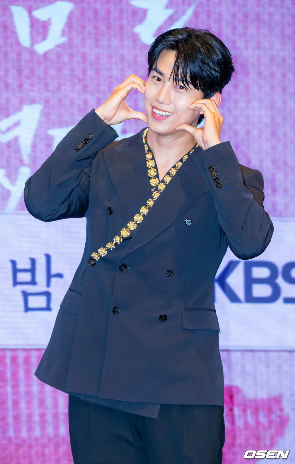 11일 오후 서울 신도림 디큐브시티 내 더 세인트에서 KBS 2TV 새 수목드라마 '남주의 첫날밤을 가져버렸다'(극본 전선영, 연출 이웅희) 제작발표회가 진행됐다.가수 겸 배우 서현과 옥택연의 만남으로 화제를 모은 이 작품은 평범한 여대생의 영혼이 깃든 로맨스 소설 속 병풍 단역이 소설 최강 집착남주와 하룻밤을 보내며 펼쳐지는 로맨스 판타지다. 동명의 웹소설을 원작으로 한다.배우 옥택연이 무대 위에서 포즈를 취하고 있다. 2025.06.11 / rumi@osen.co.kr