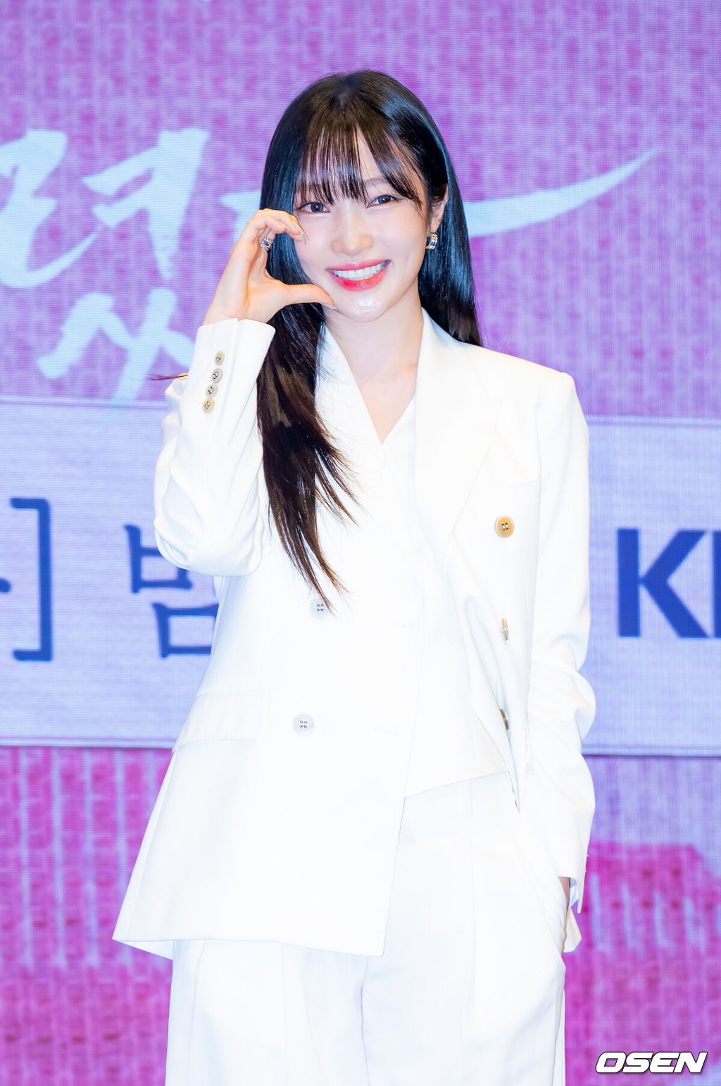 11일 오후 서울 신도림 디큐브시티 내 더 세인트에서 KBS 2TV 새 수목드라마 '남주의 첫날밤을 가져버렸다'(극본 전선영, 연출 이웅희) 제작발표회가 진행됐다.가수 겸 배우 서현과 옥택연의 만남으로 화제를 모은 이 작품은 평범한 여대생의 영혼이 깃든 로맨스 소설 속 병풍 단역이 소설 최강 집착남주와 하룻밤을 보내며 펼쳐지는 로맨스 판타지다. 동명의 웹소설을 원작으로 한다.배우 지혜원이 무대 위에서 포즈를 취하고 있다. 2025.06.11 / rumi@osen.co.kr