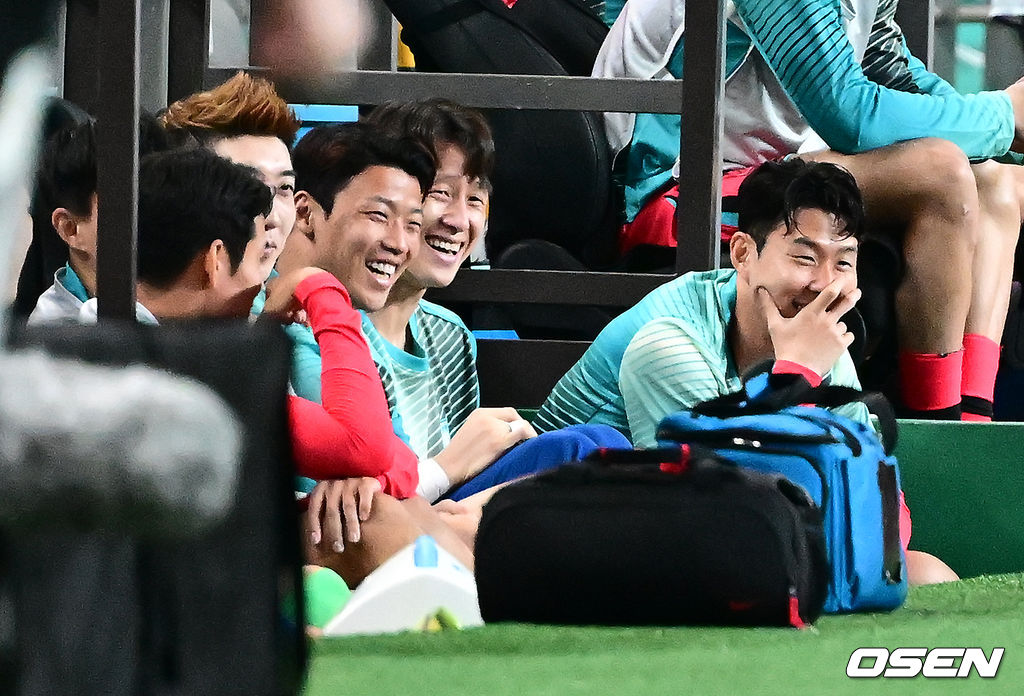 벤치의 동료 선수들과 이 순간을 즐기는 손흥민