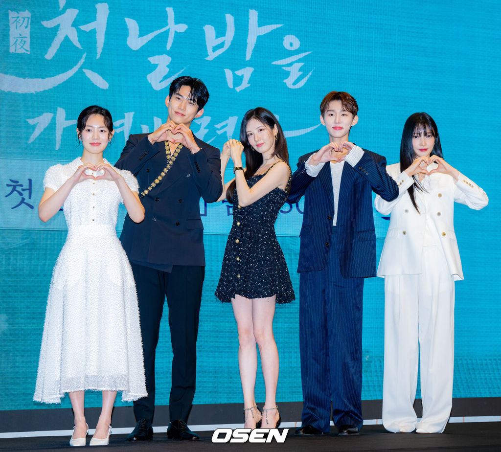 11일 오후 서울 신도림 디큐브시티 내 더 세인트에서 KBS 2TV 새 수목드라마 '남주의 첫날밤을 가져버렸다'(극본 전선영, 연출 이웅희) 제작발표회가 진행됐다.가수 겸 배우 서현과 옥택연의 만남으로 화제를 모은 이 작품은 평범한 여대생의 영혼이 깃든 로맨스 소설 속 병풍 단역이 소설 최강 집착남주와 하룻밤을 보내며 펼쳐지는 로맨스 판타지다. 동명의 웹소설을 원작으로 한다.배우 권한솔, 옥택연, 서현, 옥택연, 서범준, 지혜원이 포즈를 취하고 있다. 2025.06.11 / rumi@osen.co.kr