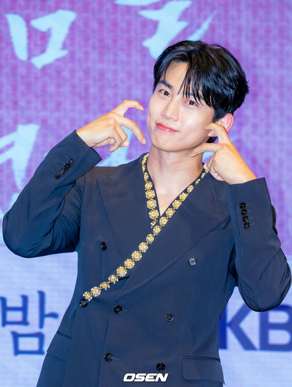 11일 오후 서울 신도림 디큐브시티 내 더 세인트에서 KBS 2TV 새 수목드라마 '남주의 첫날밤을 가져버렸다'(극본 전선영, 연출 이웅희) 제작발표회가 진행됐다.가수 겸 배우 서현과 옥택연의 만남으로 화제를 모은 이 작품은 평범한 여대생의 영혼이 깃든 로맨스 소설 속 병풍 단역이 소설 최강 집착남주와 하룻밤을 보내며 펼쳐지는 로맨스 판타지다. 동명의 웹소설을 원작으로 한다.배우 옥택연이 무대 위에서 포즈를 취하고 있다. 2025.06.11 / rumi@osen.co.kr