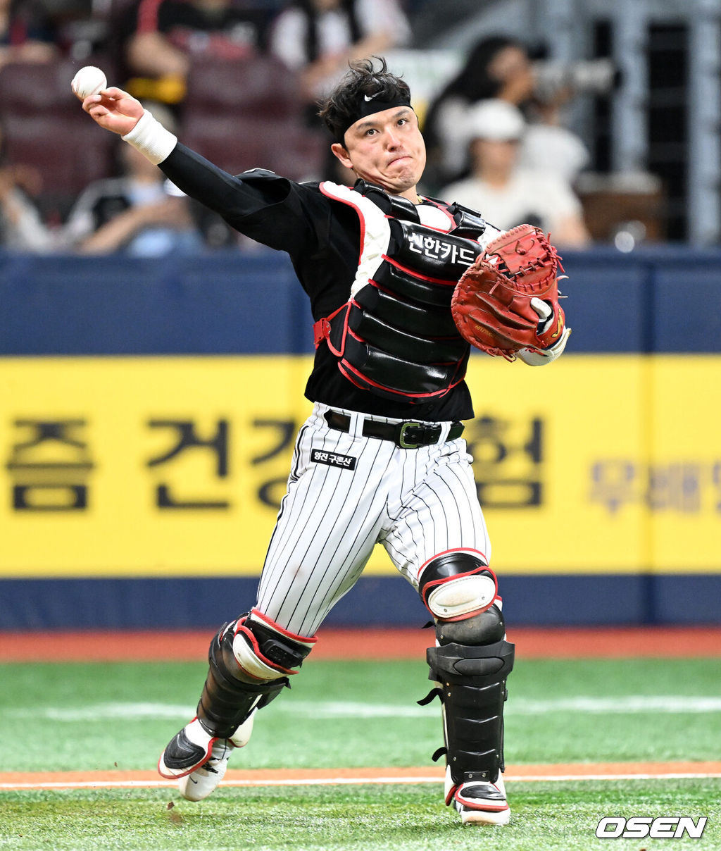 6일 오후 서울 고척스카이돔에서 2025 신한 SOL Bank KBO리그 키움 히어로즈와 LG 트윈스의 경기가 열렸다.키움은 로젠버그, LG는 치리노스를 선발 투수로 내세웠다.5회말 무사에서 LG 박동원이 키움 김건희의 땅볼 타구를 잡아 송구하고 있다. 2025.06.06 /sunday@osen.co.kr