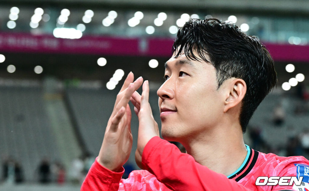 대한민국 대표팀이 무려 15년 만에 패배 없이 최종예선을 마무리했다. 홍명보 감독이 이끄는 대한민국 축구 국가대표팀은 10일 서울월드컵경기장에서 열린 2026 국제축구연맹(FIFA) 북중미 월드컵 아시아지역 최종예선 3차 예선 B조 10차전에서 쿠웨이트와 맞붙어 4-0으로 대승했다.대표팀 손흥민이 관중을 향해 인사를 하고 있다. 2025.06.10 /cej@osen.co.kr