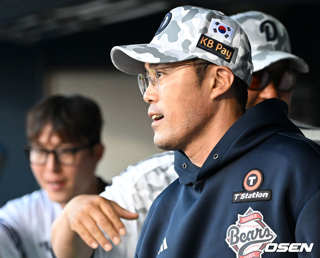 4일 오후 서울 잠실야구장에서 2025 신한 SOL Bank KBO리그 두산 베어스와 KIA 타이거즈의 경기가 열렸다.두산은 최민석, KIA는 네일을 선발 투수로 내세웠다.1회말 1사 1,2루에서 두산 조성환 감독대행이 김재환의 좌전 적시 2루타 때 홈을 밟은 케이브와 하이파이브를 하고 있다. 2025.06.04 /sunday@osen.co.kr