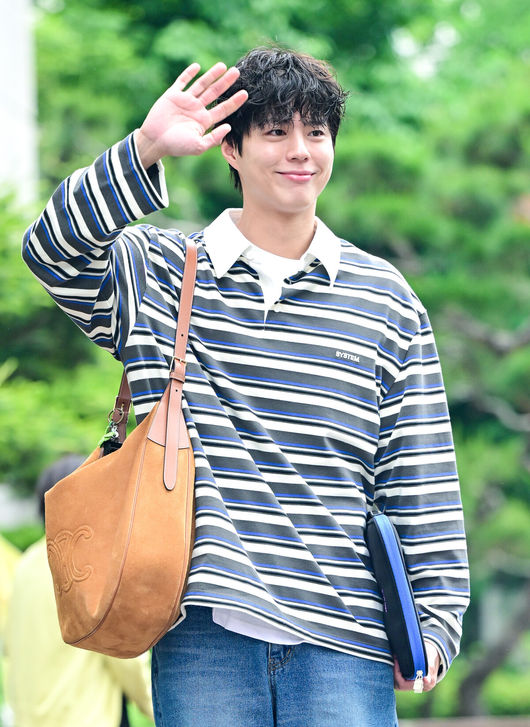20일 오전 서울 여의도 KBS 신관에서 KBS 2TV '더 시즌즈 - 박보검의 칸타빌레' 녹화가 진행됐다.<br /><br />넷플릭스 시리즈 ‘폭싹 속았수다’로 전 세계 시청자들을 사로잡은 박보검은 KBS2 심야 음악 프로그램 ‘더 시즌즈-박보검의 칸타빌레’ MC로도 활약하며 다방면에서 활발한 활동을 이어가고 있다.<br /><br />배우 박보검이 방송국으로 이동히며 인사를 하고 있다. 2025.05.20 / dreamer@osen.co.kr<br />
