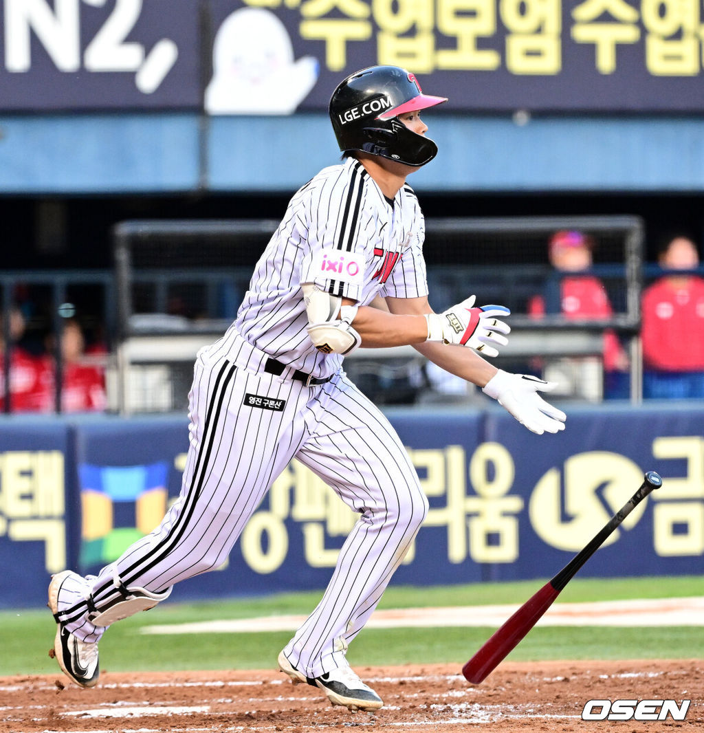 11일 오후 서울 잠실구장에서 ‘2025 신한 SOL Bank KBO리그’ LG 트윈스와 SSG 랜더스의 경기가 열렸다.LG는 에르난데스, SSG는 화이트를 선발로 내세웠다2회말 2사 1루에서 LG 이영빈이 동점 1타점 적시 3루타를 날리고 있다. 2025.06.11 /jpnews@osen.co.kr