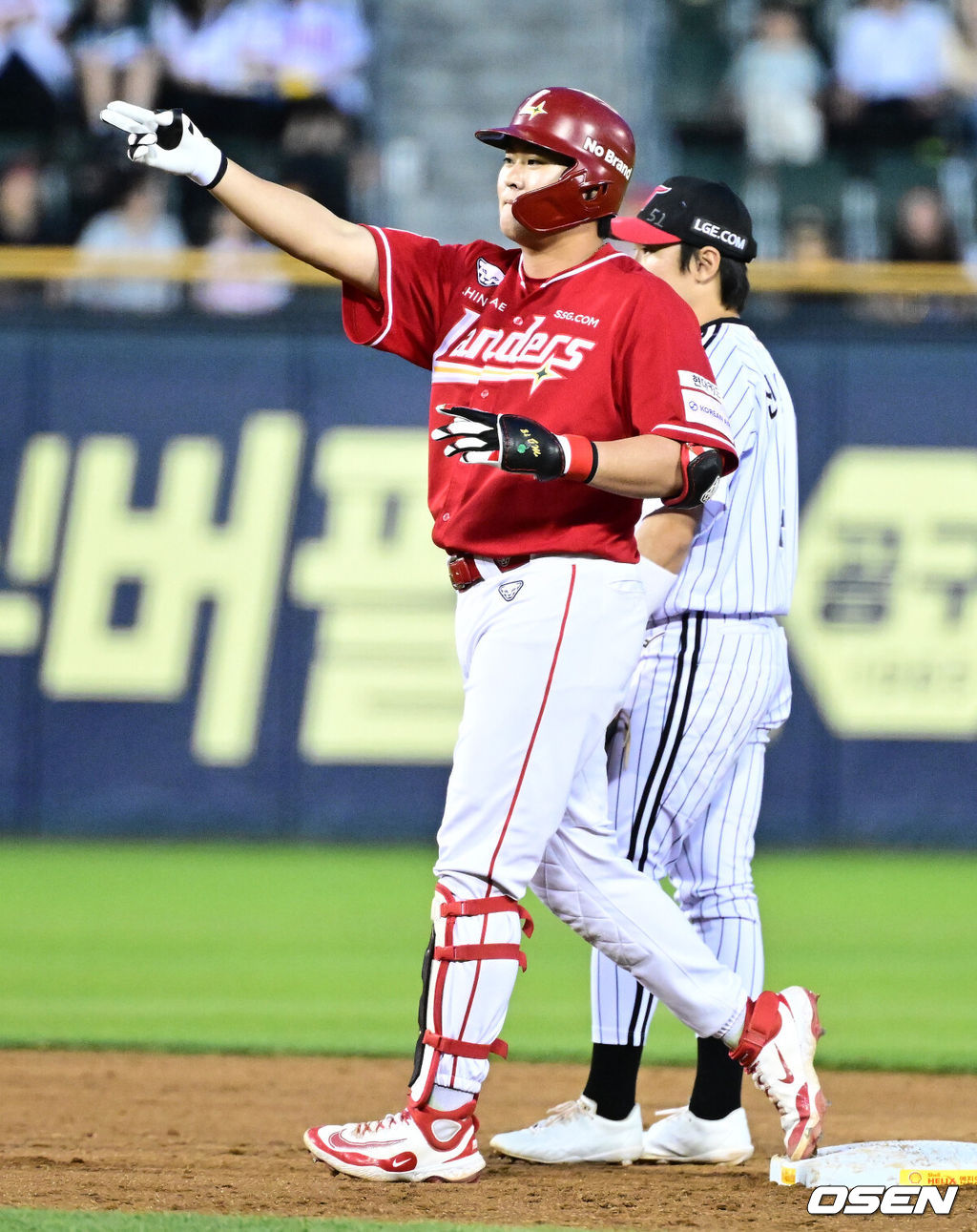 11일 오후 서울 잠실구장에서 ‘2025 신한 SOL Bank KBO리그’ LG 트윈스와 SSG 랜더스의 경기가 열렸다.LG는 에르난데스, SSG는 화이트를 선발로 내세웠다5회초 2사 만루에서 SSG 고명준이 역전 2타점 적시 2루타를 날리며 기뻐하고 있다. 2025.06.11 /jpnews@osen.co.kr