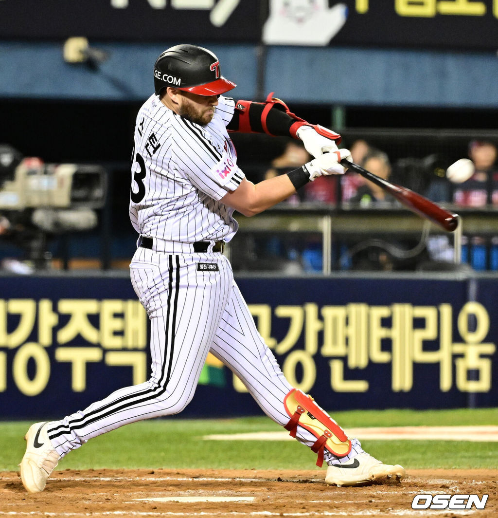 11일 오후 서울 잠실구장에서 ‘2025 신한 SOL Bank KBO리그’ LG 트윈스와 SSG 랜더스의 경기가 열렸다.LG는 에르난데스, SSG는 화이트를 선발로 내세웠다7회말 1사 1루에서 LG 오스틴이 좌월 투런포를 날리고 있다. 2025.06.11 /jpnews@osen.co.kr