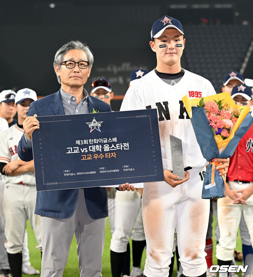 2일 오후 대전 한화생명볼파크에서 ‘제3회 한화이글스배 고교vs대학 올스타전’이 열렸다.올해로 3회째를 맞는 한화이글스배 고교vs대학 올스타전은 한화 구단과 KBSA가 공동으로 주최하는 이벤트 경기다.경기 종료 후 고교 우수 타자상을 차지한 고교팀 김지석이 대한야구소프트볼협회 양해영 회장과 기념촬영을 하고 있다. 2025.06.02 /sunday@osen.co.kr