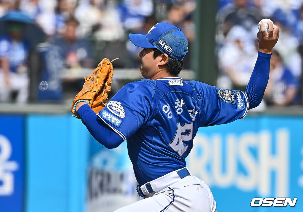 18일 부산 사직야구장에서 2025 신한 SOL 뱅크 KBO 리그 롯데 자이언츠와 삼성 라이온즈의 경기가 열렸다. 홈팀 롯데는 데이비슨, 방문팀 삼성은 이승현이 선발 출전했다.삼성 라이온즈 양창섭이 역투하고 있다. 2025.05.18 / foto0307@osen.co.kr