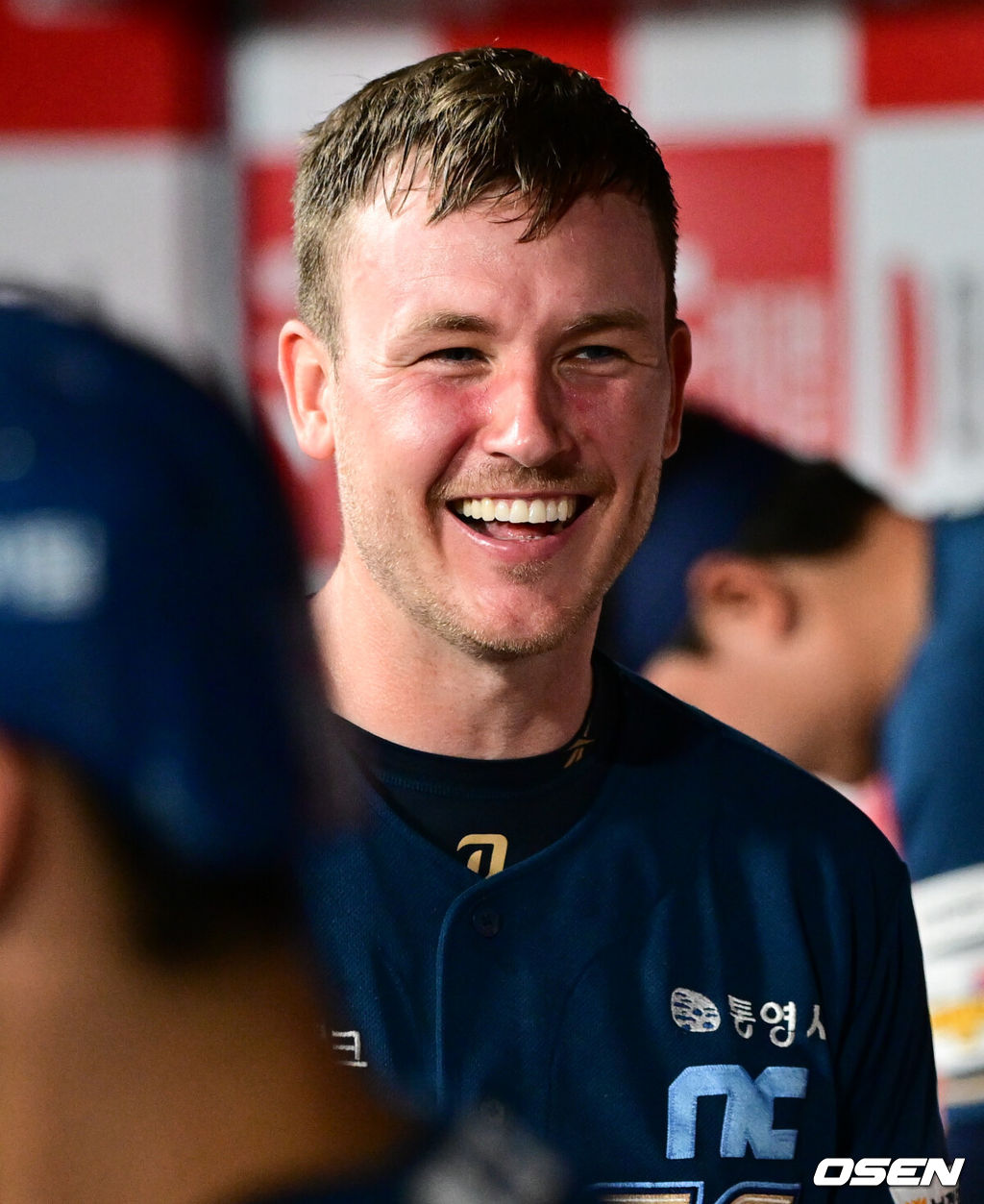 11일 오후 서울 고척스카이돔에서 2025 신한 SOL Bank KBO리그 키움 히어로즈와 NC 다이노스의 경기가 열렸다.키움은 하영민, NC는 라일리를 선발 투수로 내세웠다.NC 선발 라일리가 7회까지 무실점으로 15개의 삼진을 잡아낸 뒤 더그아웃에서 동료들과 기뻐하고 있다. NC 다이노스 구단 역대 한 경기 최다 탈삼진 기록. 2025.06.11 /cej@osen.co.kr