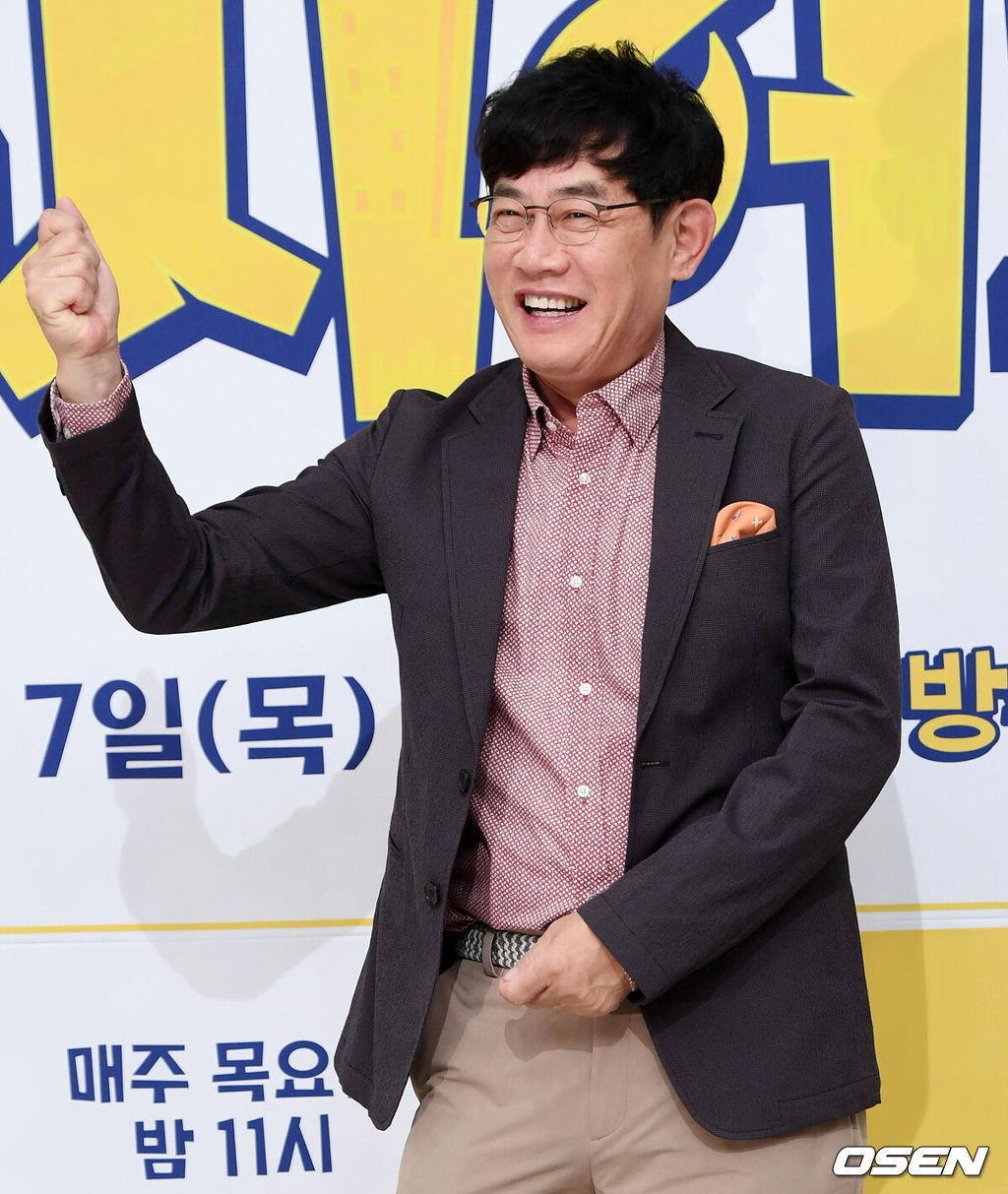 채널A의 새로운 예능프로그램 '도시어부' 제작발표회가 7일 오전 서울 마포구 상암동 동아디지털미디어센터에서 열렸다.방송인 이경규가  포토타임을 갖고 있다. /pjmpp@osen.co.kr
