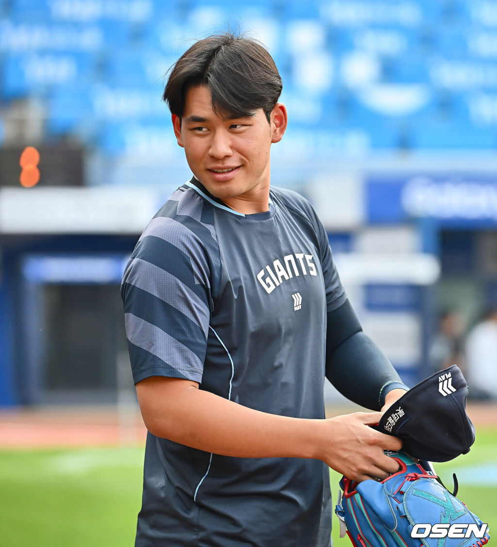 27일 대구삼성라이온즈파크에서 2025 신한 SOL 뱅크 KBO 리그 삼성 라이온즈와 롯데 자이언츠의 경기가 열렸다. 홈팀 삼성은 후라도가, 방문팀 롯데는 감보아가 선발 출전했다. 롯데 자이언츠 김진욱이 훈련을 위해 나서고 있다. 2025.05.27 / foto0307@osen.co.kr