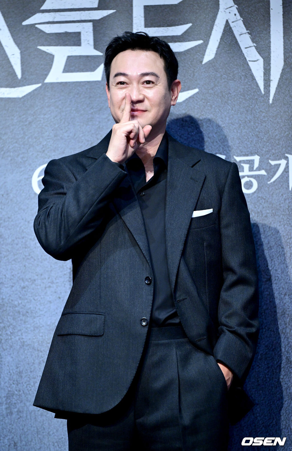 12일 오전 서울 라마다서울신도림호텔에서 STUDIO X+U 새 미드폼 드라마 ‘메스를 든 사냥꾼’ 제작발표회가 열렸다.‘메스를 든 사냥꾼’은 부검대 위에서 20년 전 죽은 줄 알았던 아빠이자 연쇄살인마 ‘재단사’의 익숙한 살인 방식을 발견한 부검의 세현이 아빠의 먹잇감이 되지 않기 위해 경찰 정현보다 먼저 그를 찾기 위해 나서는 범죄 스릴러다.배우 박용우이 포토타임을 하고 있다. 2025.06.12 / dreamer@osen.co.kr
