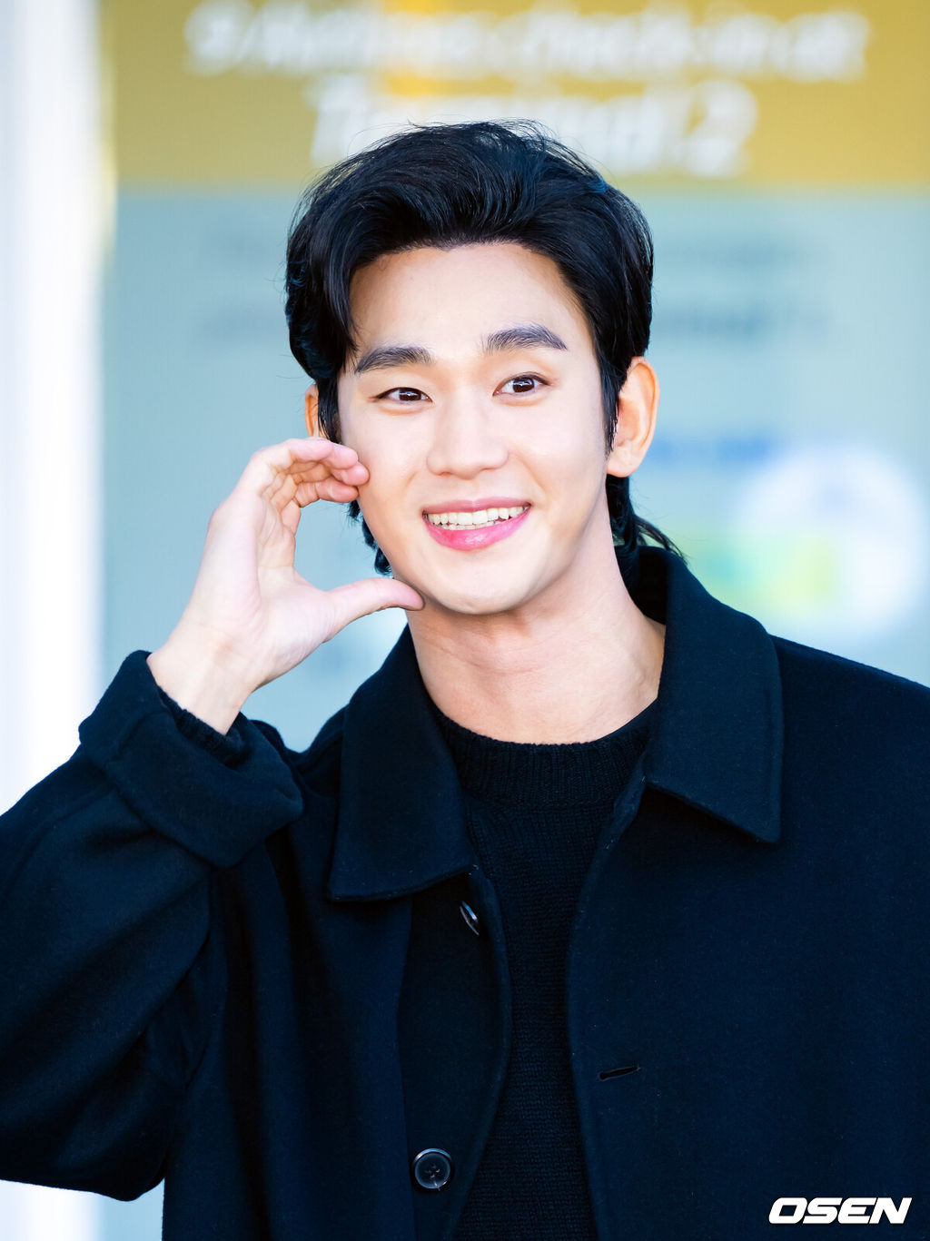 배우 김수현이 해외 일정을 위해 17일 오전 인천국제공항을 통해 출국했다.배우 김수현은 이날 밀라노 패션위크 참석 차 인천공항을 통해 이태리 밀라노로 출국했다.배우 김수현이 출국장으로 향하며 포즈를 취하고 있다. 2025.01.17 / rumi@osen.co.kr