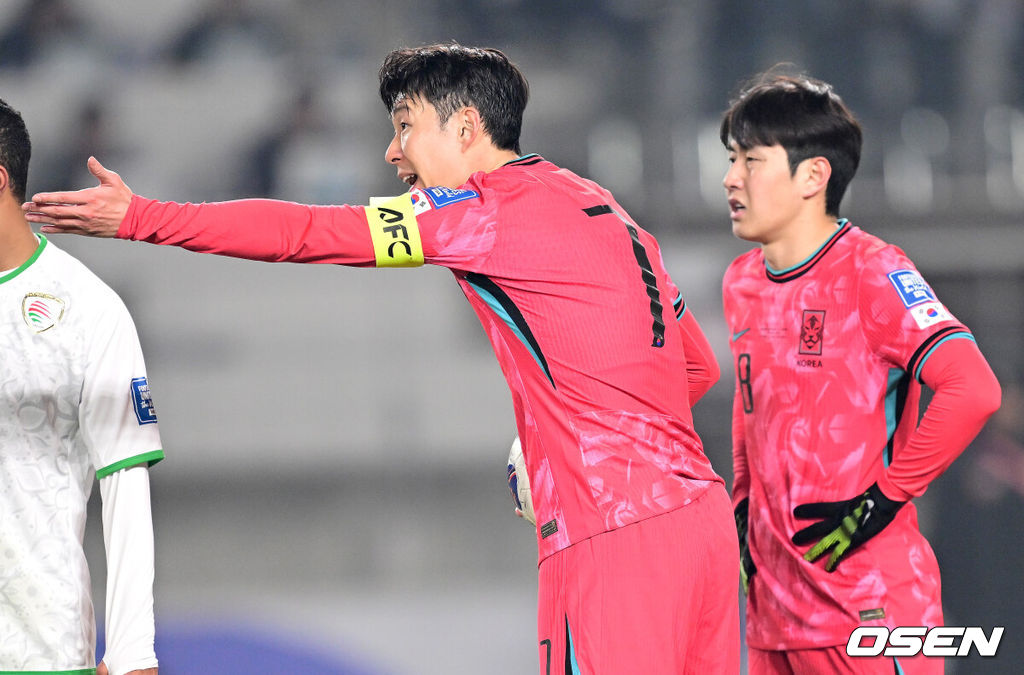 대한민국 대표팀이 홈에서 오만에 1-1로 비겼다. 홍명보(56) 감독이 이끄는 한국 축구 대표팀은 20일 오후 8시 고양종합운동장에서 열린 2026 국제축구연맹(FIFA) 북중미 월드컵 아시아지역 3차 예선 B조 7차전 오만과 맞대결을 치러 1-1로 비겼다. 전반 한국 손흥민과 이강인이 프리킥을 앞두고 주심에게 어필하고 있다. 2025.03.20 / dreamer@osen.co.kr