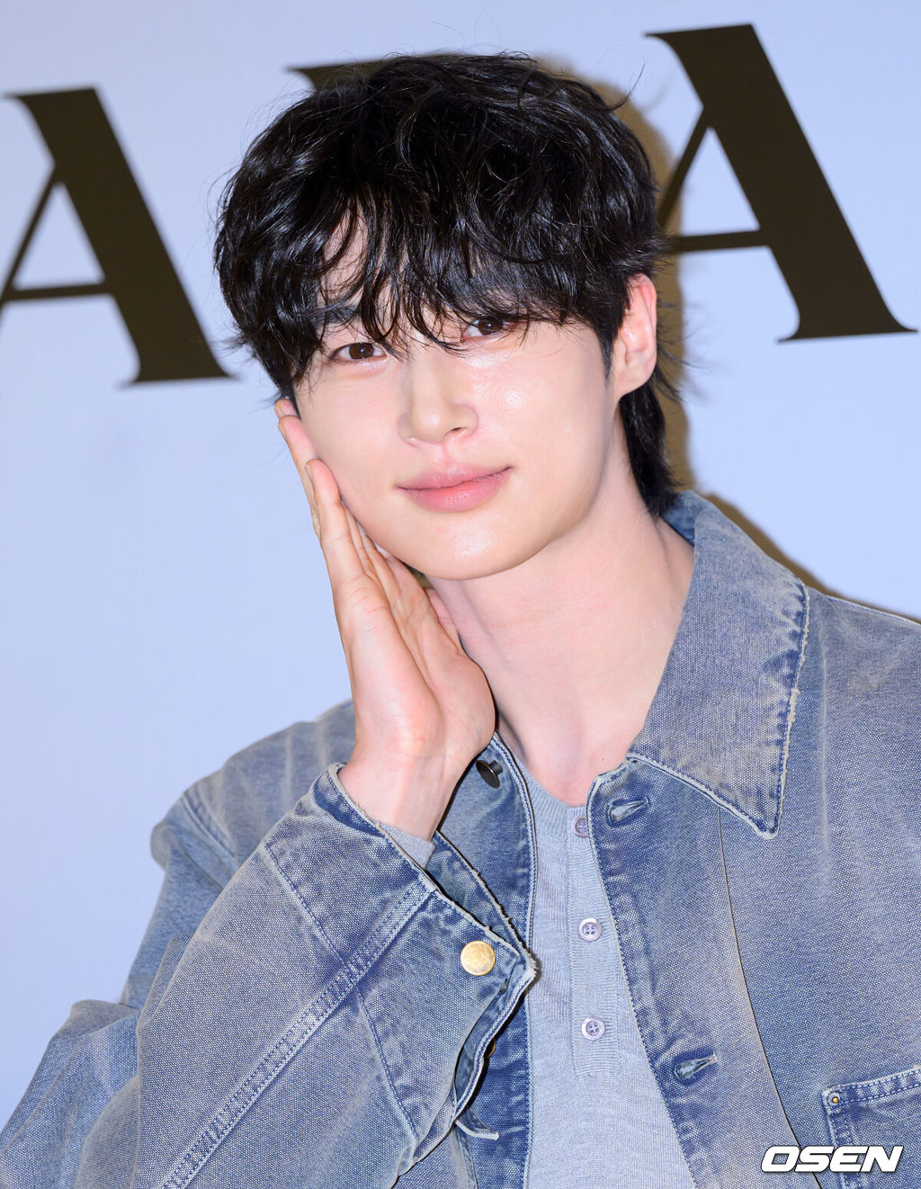 5일 오후 더현대 서울에서 이탈리아 하이엔드 명품 패션 브랜드의 팝업 스토어 오픈 행사가 열렸다.이날 배우 김태리, 변우석, 홍경, 미야오 가원이 참석해 자리를 빛냈다.배우 변우석이 입장하고 있다. 2025.06.05 /sunday@osen.co.kr
