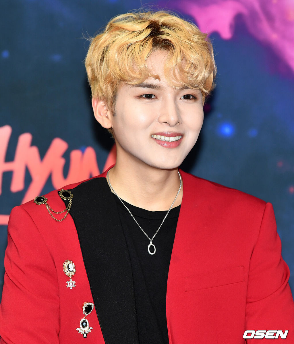 그룹 슈퍼주니어가 13일 오후 서울 방이동 올림픽공원 케이스포돔에서 ‘슈퍼주니어 월드투어 슈퍼쇼8’ 콘서트 기자회견을 진행했다.슈퍼주니어 려욱을 비롯한 멤버들이 인사말을 준비하며 미소짓고 있다. /dreamer@osen.co.kr