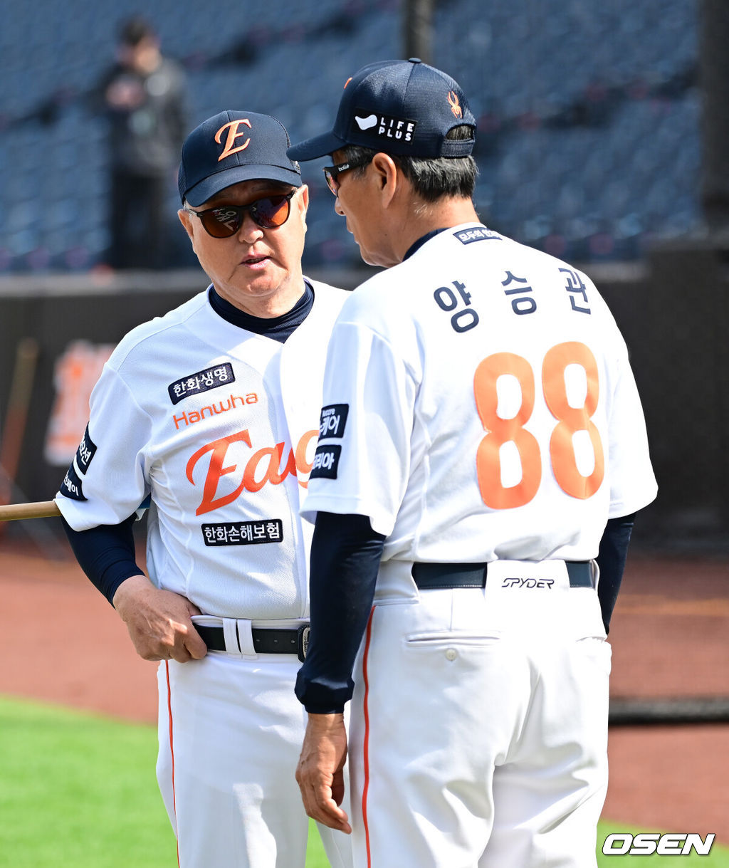5일 오후 대전 한화생명볼파크에서 ‘2025 신한 SOL Bank KBO리그’ 한화 이글스와 KT 위즈의 경기가 열렸다.이날 홈팀 한화는 류현진, KT는 헤이수스를 선발로 내세웠다.경기 시작에 앞서 한화 김경문 감독, 양승관 수석코치가 이야기를 나누고 있다. 2025.06.05 / ksl0919@osen.co.kr