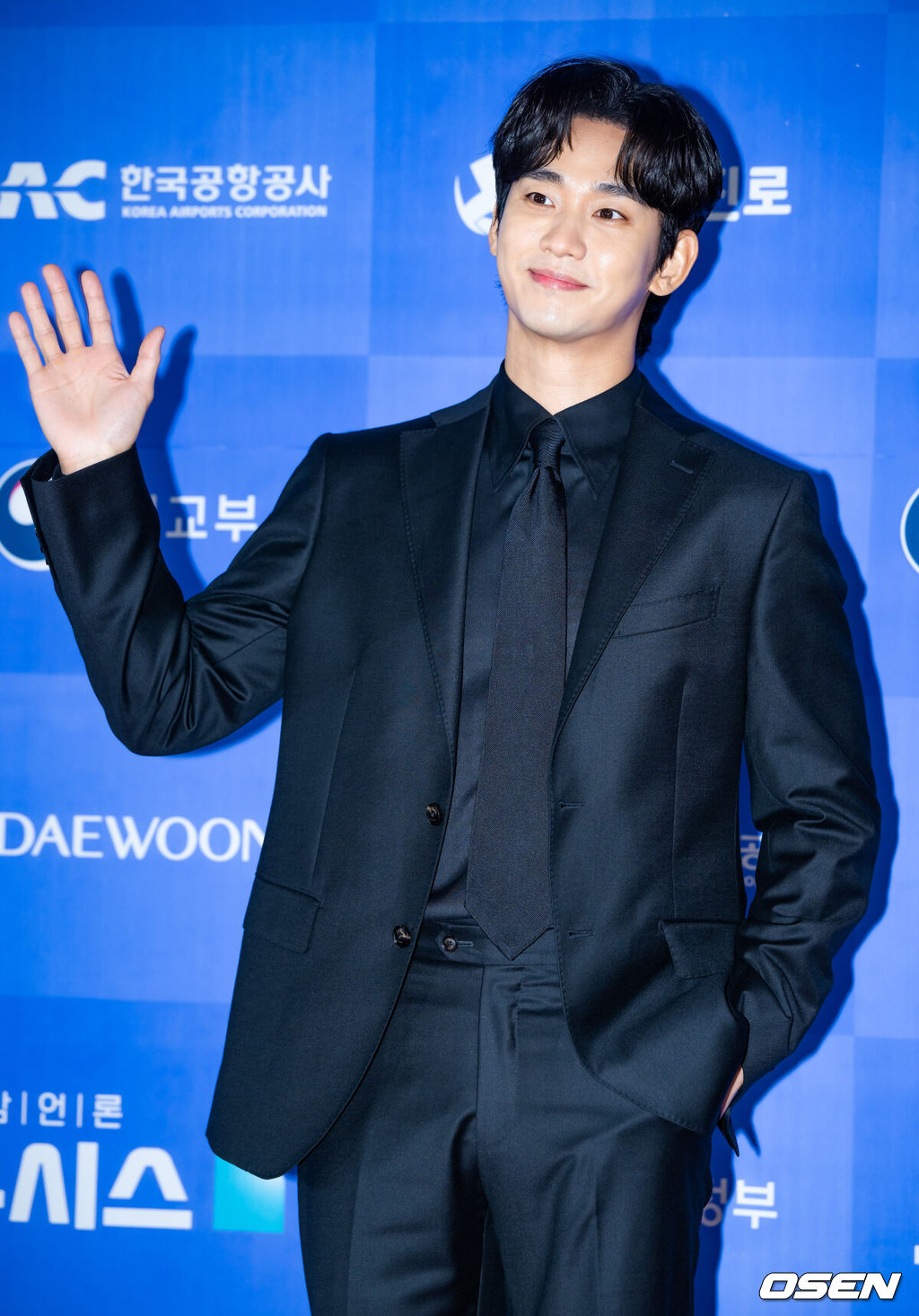 22일 오후 서울 강남구 역삼동 조선팰리스 더그레이트홀에서 '제6회 뉴시스 한류엑스포'(2024 K-엑스포) 포토콜 행사가 진행됐다.이날 배우 김수현은 tvN ‘눈물의 여왕’으로 문화체육관광부장관상을, 고민시는 넷플릭스 ‘스위트홈’으로 서울시장상을 받는다.배우 김수현이 포토월에서 포즈를 취하고 있다.. 2024.08.22 / rumi@osen.co.kr