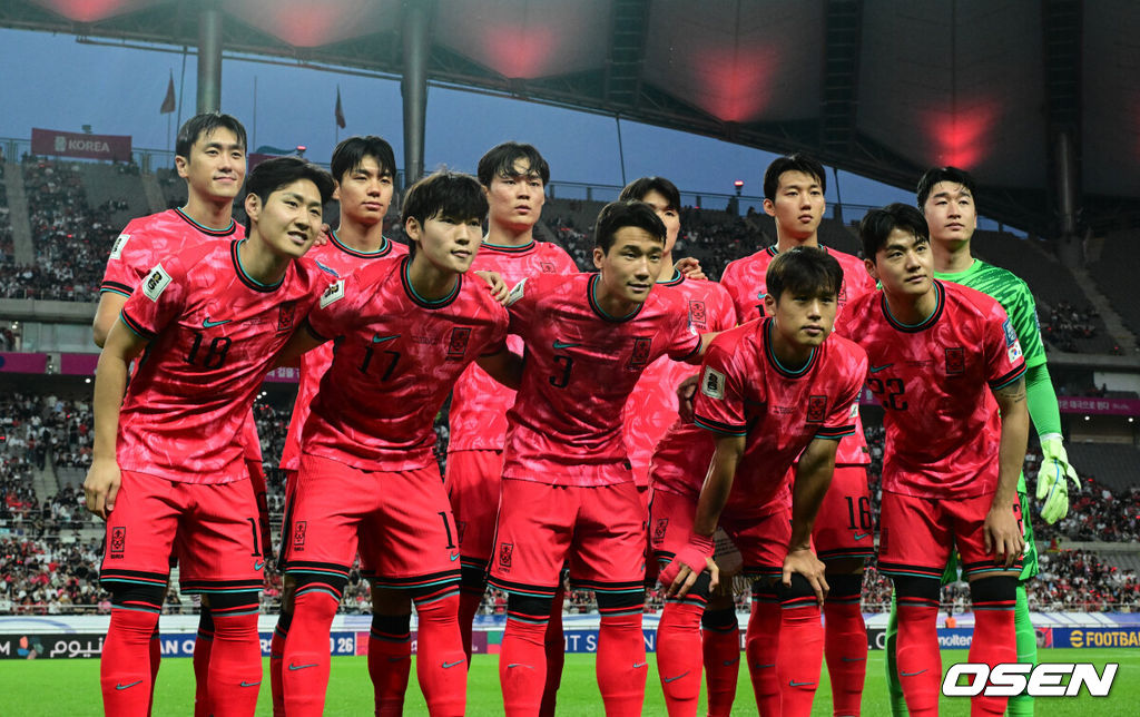 10일 서울 마포구 서울월드컵경기장에서 2026 국제축구연맹(FIFA) 북중미 월드컵 아시아 3차 예선 B조 10차전 대한민국 남자 축구 대표팀과 쿠웨이트의 경기가 열렸다.한국은 지난 6일 이라크 원정에서 2-0 완승과 함께 5승 4무(승점 19)로 조 2위 이상을 확정, 11회 연속 월드컵 본선 진출을 조기 확정지었다.한국 베스트11이 포즈를 취하고 있다. 2025.06.10 /cej@osen.co.kr
