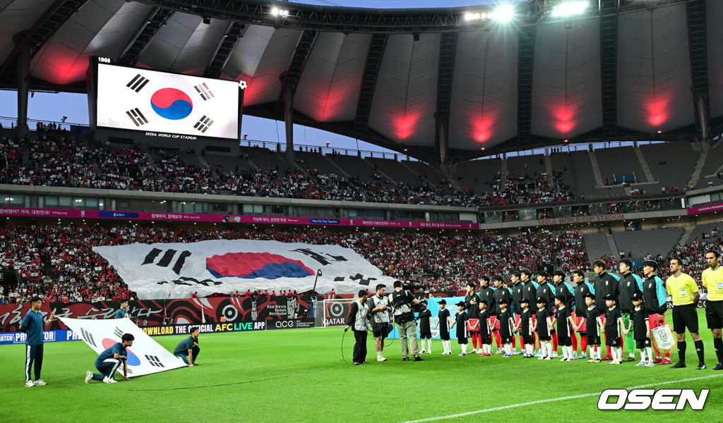 홍명보 감독이 이끄는 축구대표팀이 10일 서울월드컵경기장에서 쿠웨이트와 2026 국제축구연맹(FIFA) 북중미 월드컵 아시아 3차 예선 조별리그 B조 10차전 최종전을 펼쳤다.한국은 지난 6일 이라크와 원정 9차전에서 2-0으로 승리하며 전세계에서 6번째, 아시아에서 최초로 11회 연속 월드컵 본선 진출의 역사를 썼다. B조에선 1위(승점 19점) 한국과 2위(승점 16점) 요르단이 월드컵에 직행한다.한국 대표팀이 국민의례를 하고 있다. 2025.06.10 /jpnews@osen.co.kr