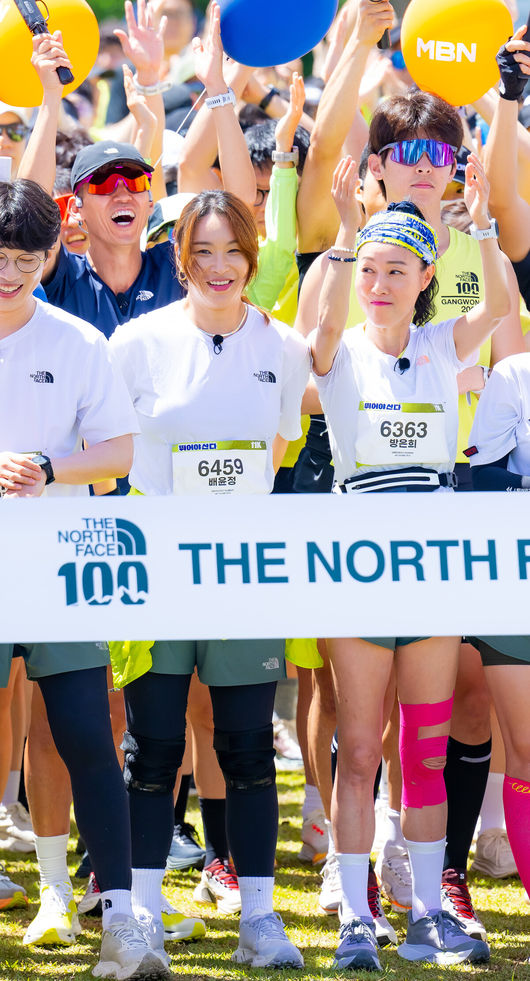 가수 겸 배우 차은우와 함께하는 국제 트레일러닝 대회 ‘TNF 100 강원' 행사가 17일 강원도 강릉시 초당동 경포호수광장에서 열렸다.이 자리에는 홍보대사인 차은우와 션 및 예능 프로그램 '뛰어야 산다' 출연진과 함께 참석했다.'뛰어야 산다'의 션, 배윤정, 방은희가 러닝 전 소리를 지르고 있다. 2025.05.17 / rumi@osen.co.kr