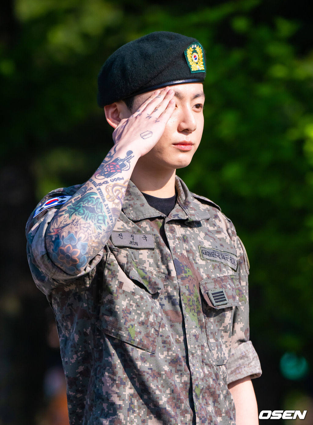 그룹 방탄소년단(BTS)의 지민과 정국이 11일 1년 6개월 간의 군 복무를 마치고 전역했다.지민과 정국은 지난 2023년 12월 육군 현역으로 동반입대해 육군 5사단 포병여단에서 복무해왔다. 팀의 맏형 진은 작년 6월, 제이홉은 작년 10월, RM과 뷔는 전날 각각 전투복을 벗었다. 슈가는 21일 소집해제를 앞두고 있다. BTS 정국이 거수경례를 하고 있다. 2026.06.11 / soul1014@osen.co.kr