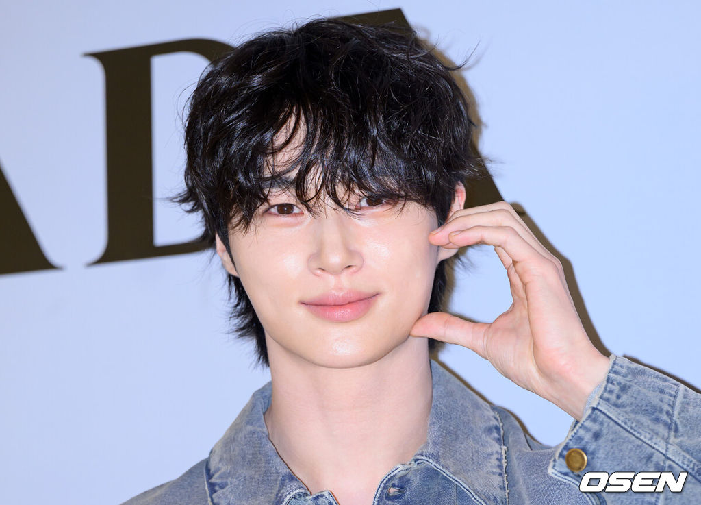 5일 오후 더현대 서울에서 이탈리아 하이엔드 명품 패션 브랜드의 팝업 스토어 오픈 행사가 열렸다.이날 배우 김태리, 변우석, 홍경, 미야오 가원이 참석해 자리를 빛냈다.배우 변우석이 포토타임을 가지고 있다. 2025.06.05 /sunday@osen.co.kr