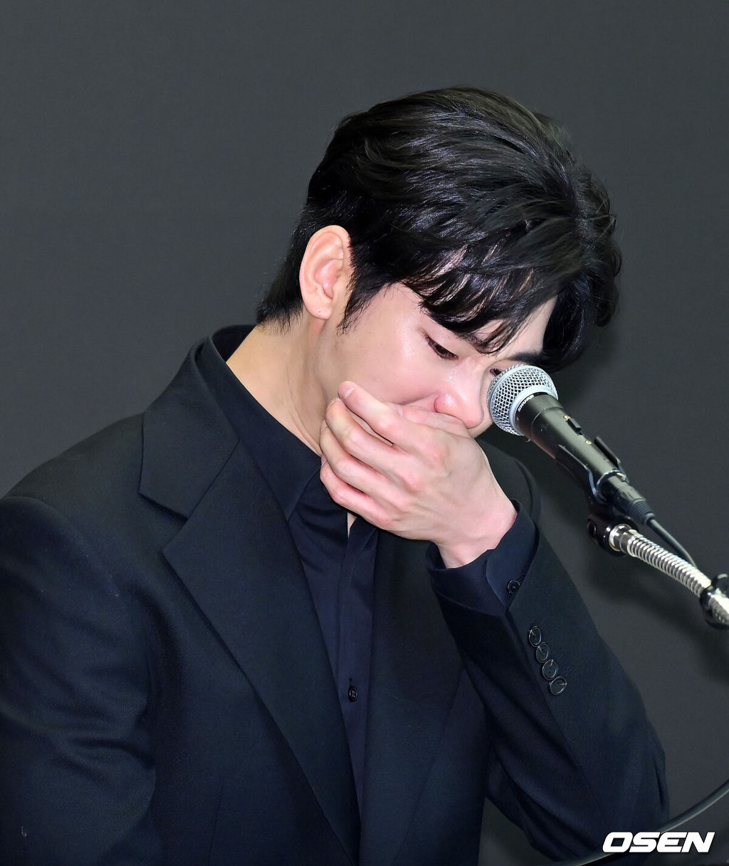 31일 오후 서울 마포구 상암동 스탠포드호텔에서 김수현 기자회견이 열렸다.배우 김수현은 故김새론 사망 이후 그를 휘감은 미성년자 열애 의혹 등에 대한 기자회견에 참석한다. 고인 사망 후 44일 만이며, 김수현은 법무법인 엘케이비앤파트너스 김종복 변호사와 함께 참석한다. 다만 기자회견에서 질의응답은 이뤄지지 않는다.배우 김수현이 기자회견을 하며 눈물을 흘리고 있다. 2025.03.31 / rumi@osen.co.kr